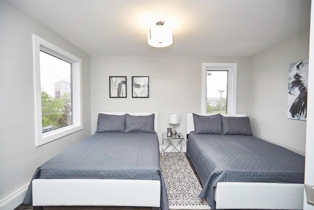 Clifton Hill Hideaway 3a - Two Bedroom * Niagara Falls