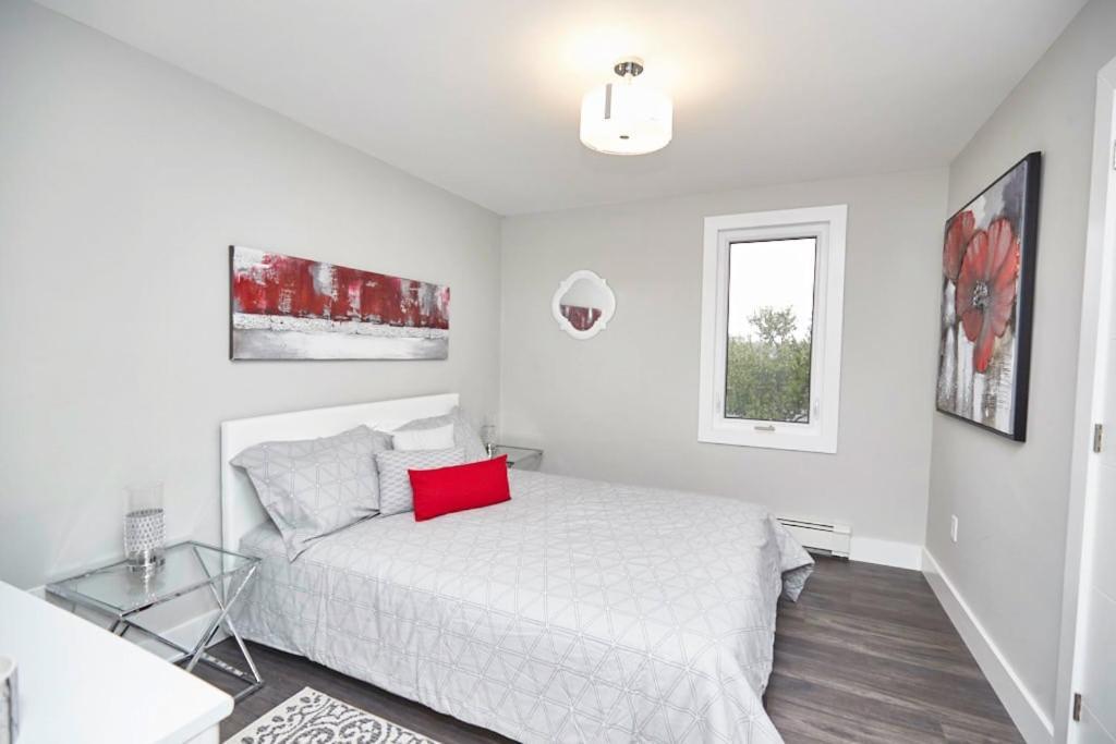Clifton Hill Hideaway 3a - Two Bedroom * Niagara Falls